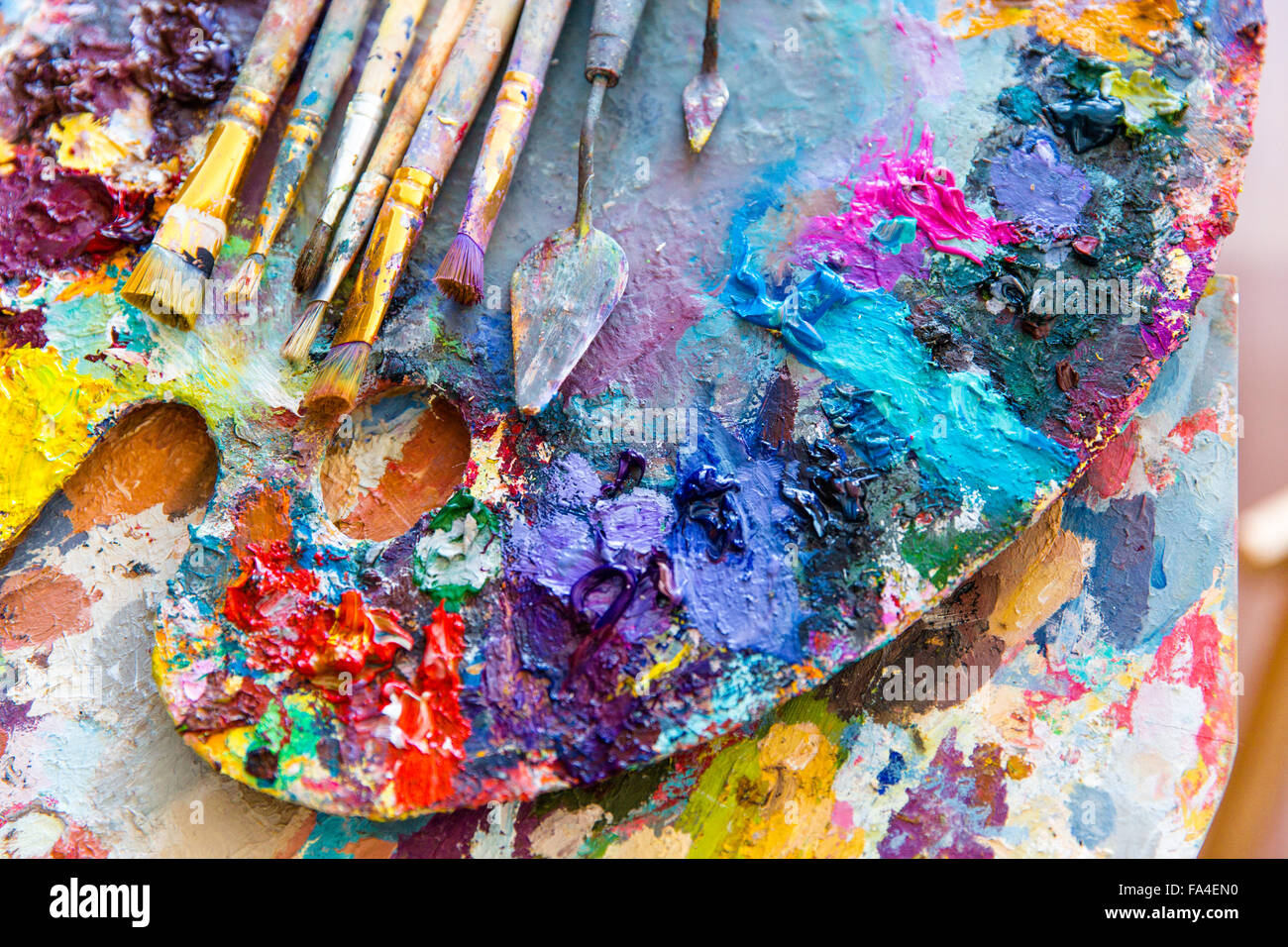 Libre de l'art palette avec couleurs vives et peintures mixtes, paintbrushed et couteaux Banque D'Images