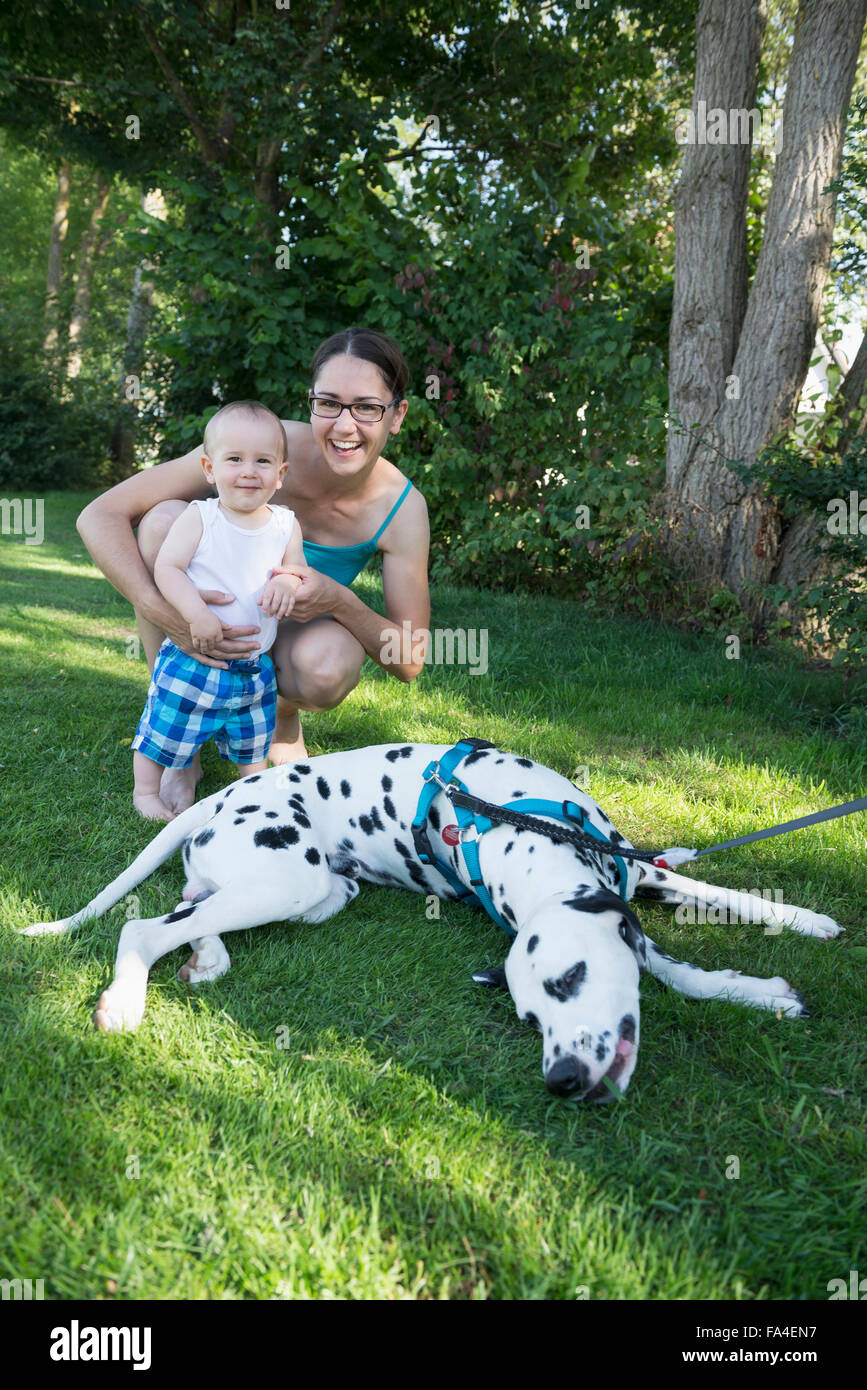Mère et Bébé Garçon jouant avec chien Dalmatien en pelouse, Munich,  Bavière, Allemagne Photo Stock - Alamy