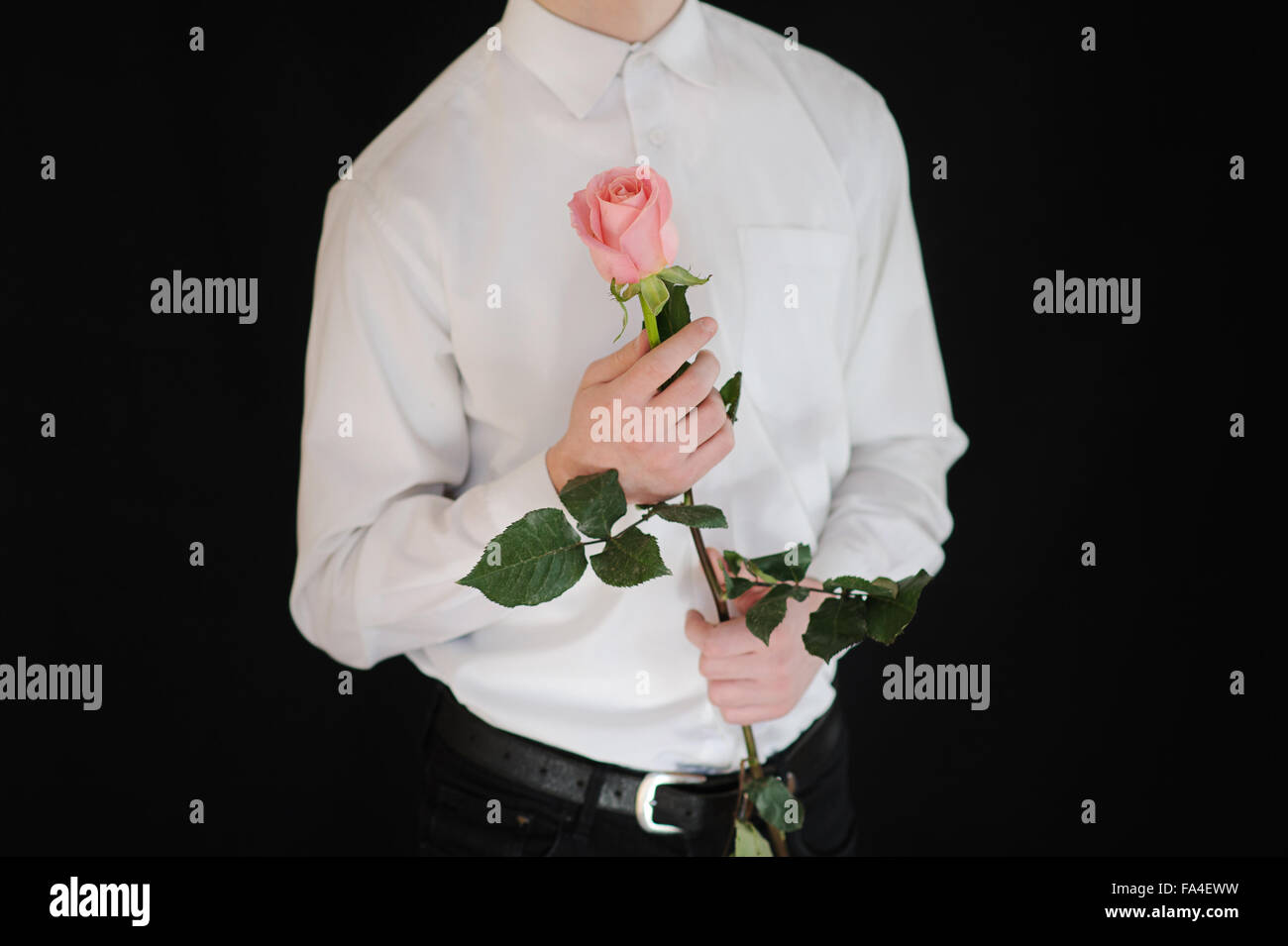 Man holding rose sur fond noir, close-up Banque D'Images Man holding rose sur fond noir, close-up Banque D'Images