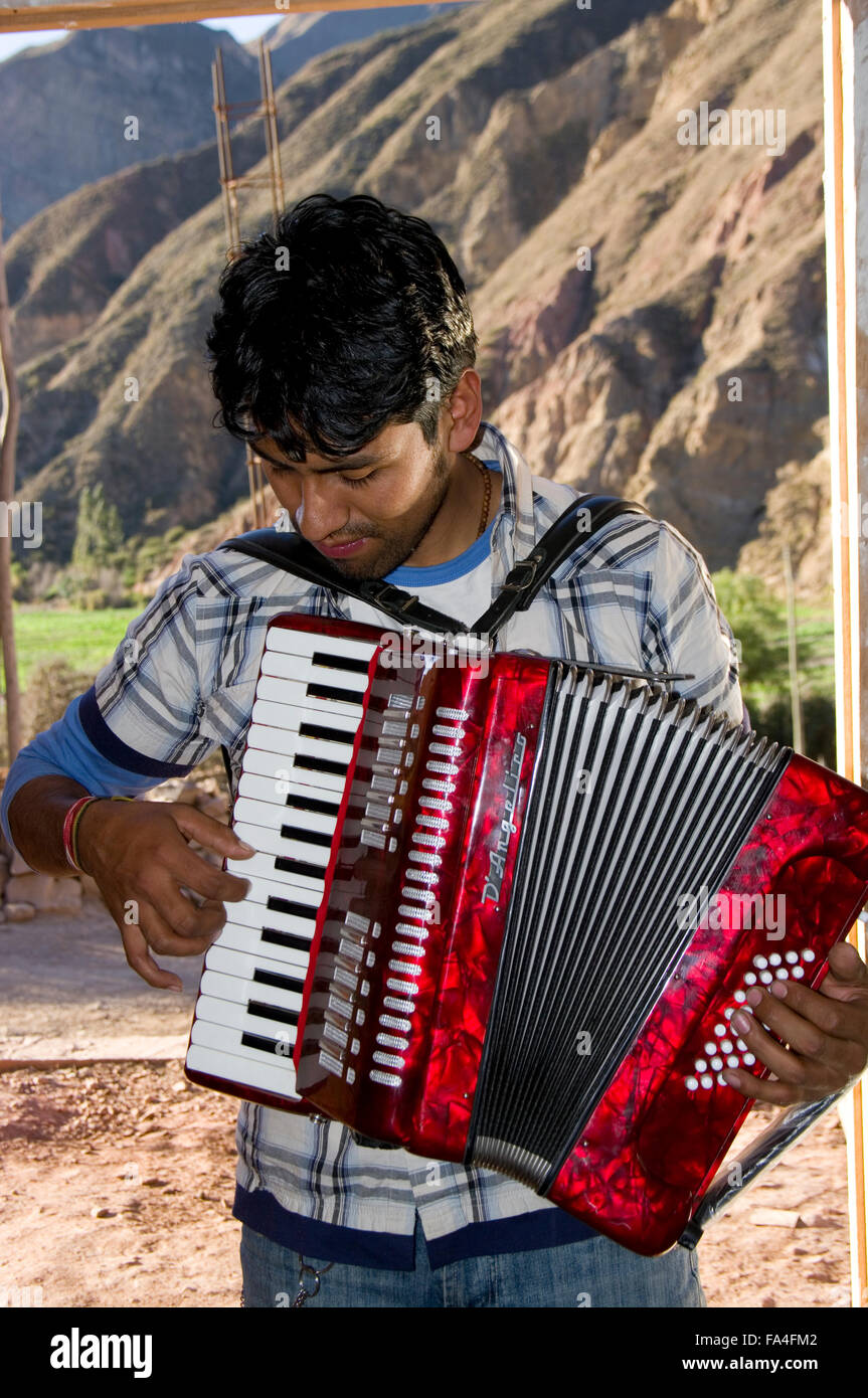 Soleil, jeune homme en chemise rayée à jouer de l'accordéon dans un décor  de montagnes en Bolivie, l'Amérique du Sud Photo Stock - Alamy