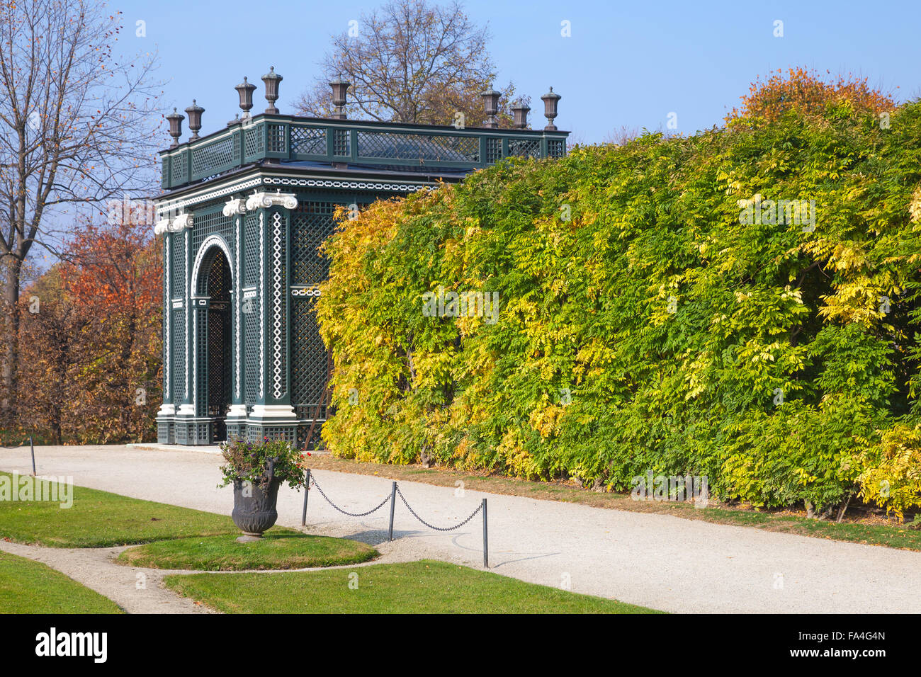 Porte Verte et ronde faite d'arbustes dans les jardins de Schönbrunn, Vienne Banque D'Images