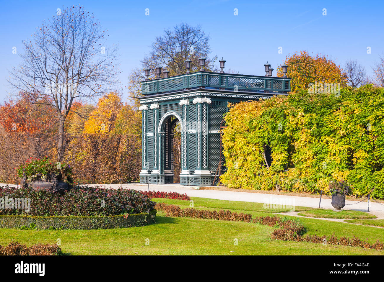 Porte Verte et ronde faite de buissons. Les jardins de Schönbrunn, Vienne, Autriche Banque D'Images