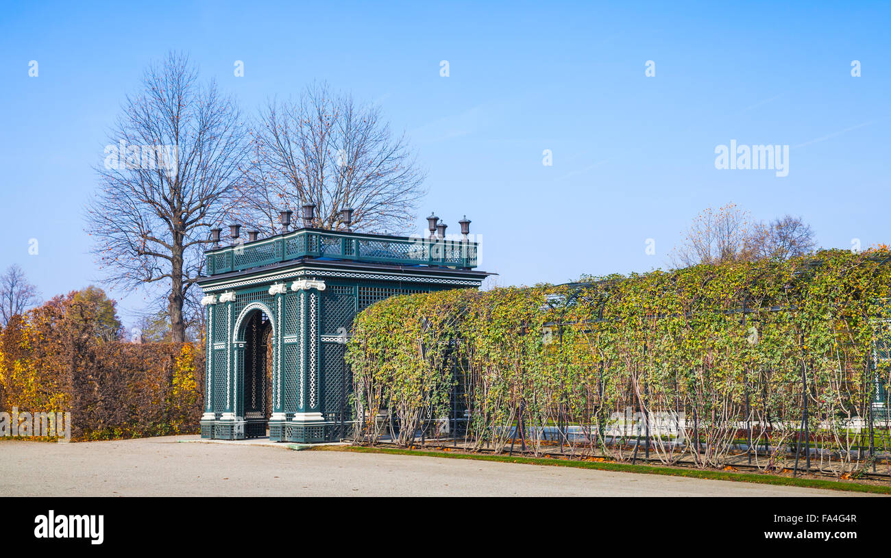 Porte Verte et ronde faite d'arbustes dans les jardins de Schönbrunn, Vienne, Autriche Banque D'Images