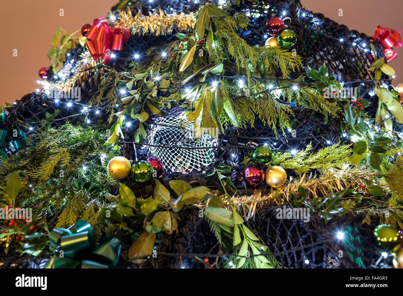 Un arbre de Noël entièrement fabriqués dans des casiers à homard paillettes sur le quai en Romsey, Hampshire Banque D'Images