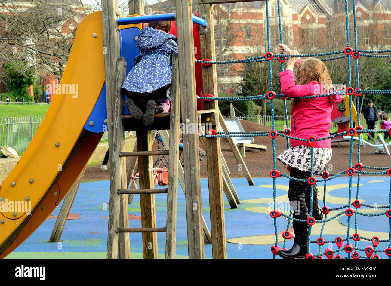 Les enfants jouent sur une escalade dans une aire de jeux pour enfants Banque D'Images