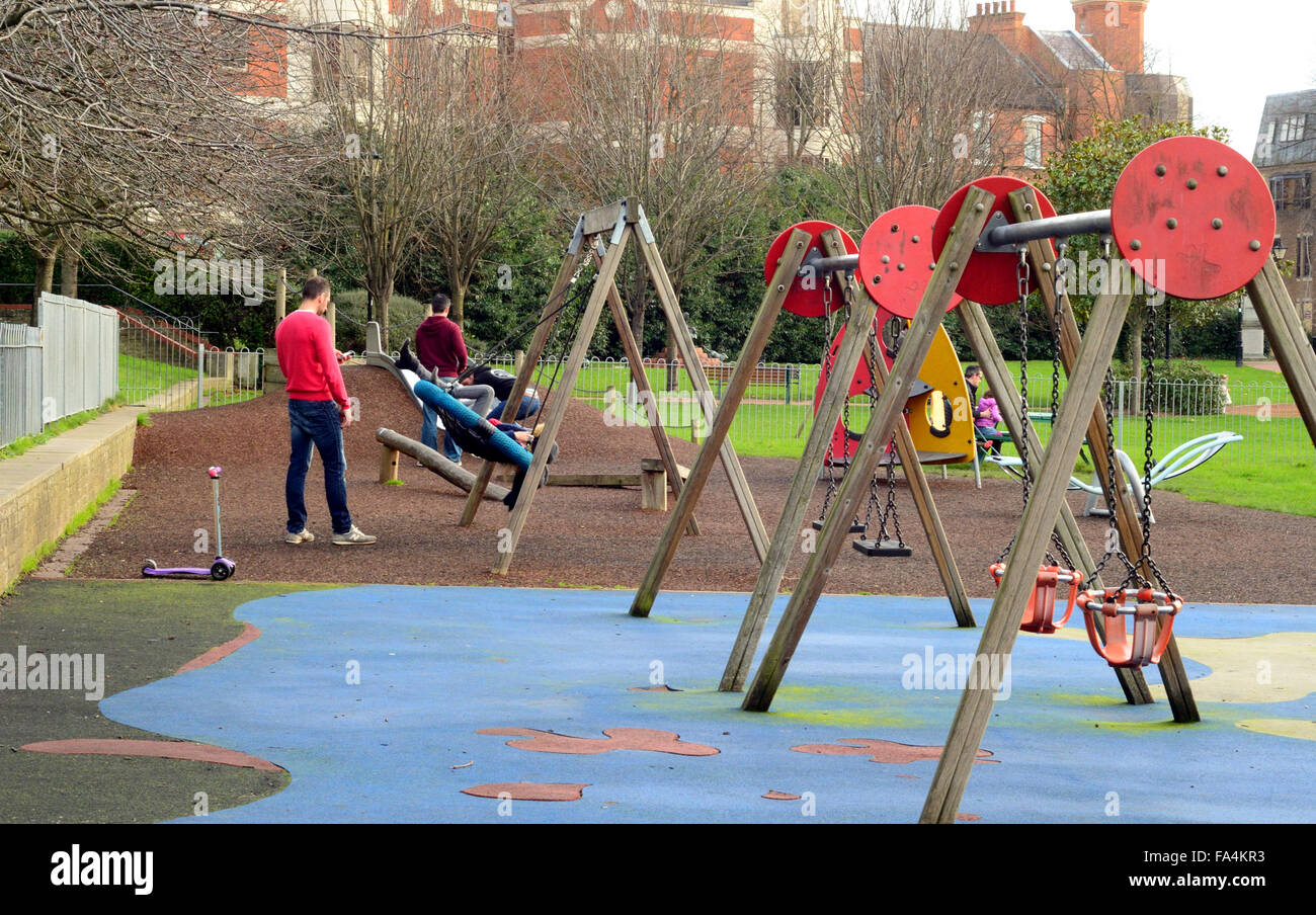 Une vue de l'aire de jeux pour enfants dans la région de Bachelors Acre à Windsor, Berkshire, Angleterre. Banque D'Images