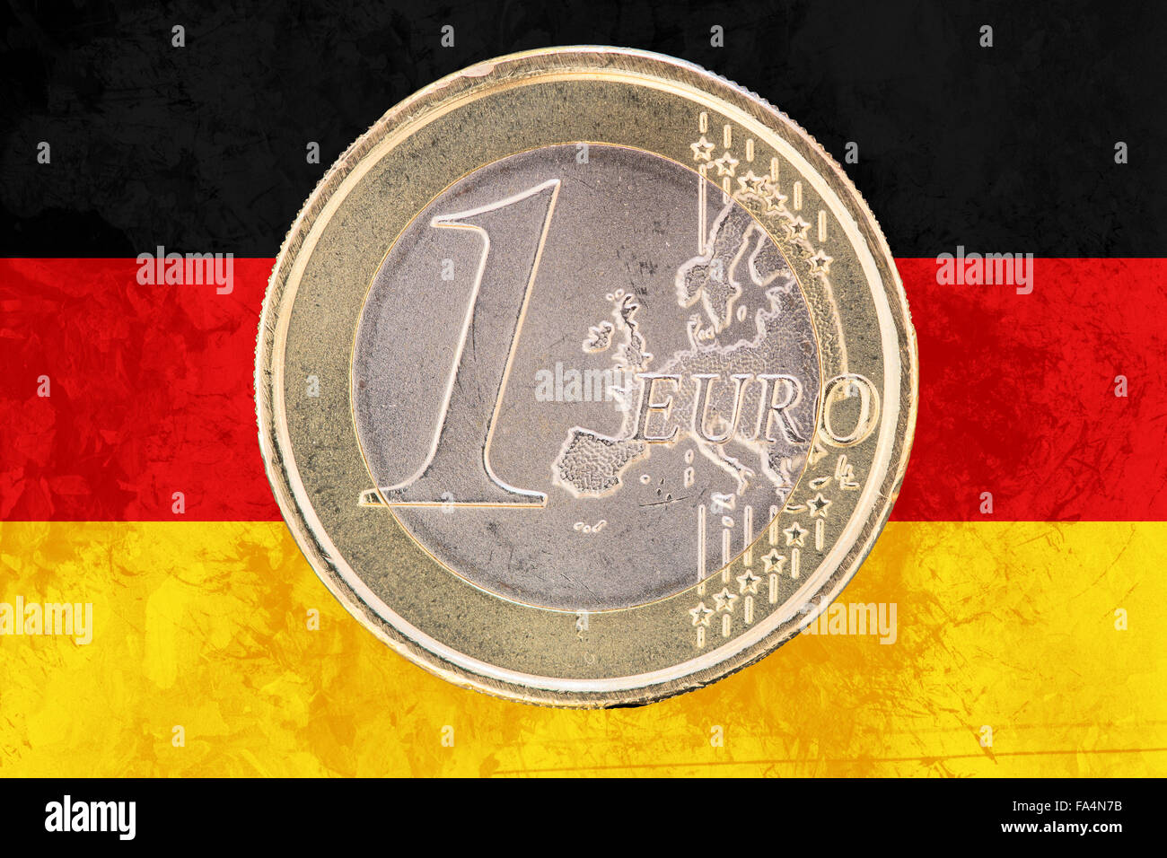 Face commune des pièces d'un euro de l'Allemagne national isolé sur le drapeau allemand en arrière-plan Banque D'Images