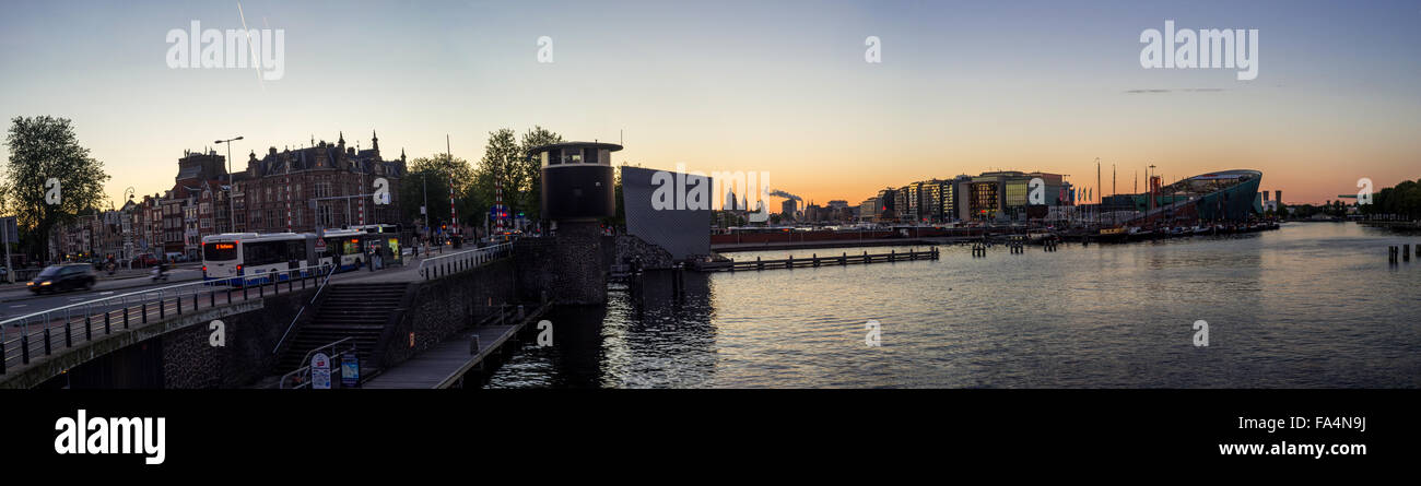 Vue panoramique sur le coucher de soleil sur Oosterdok Harbour et Nemo à Amsterdam (Hollande septentrionale, Pays-Bas). Banque D'Images