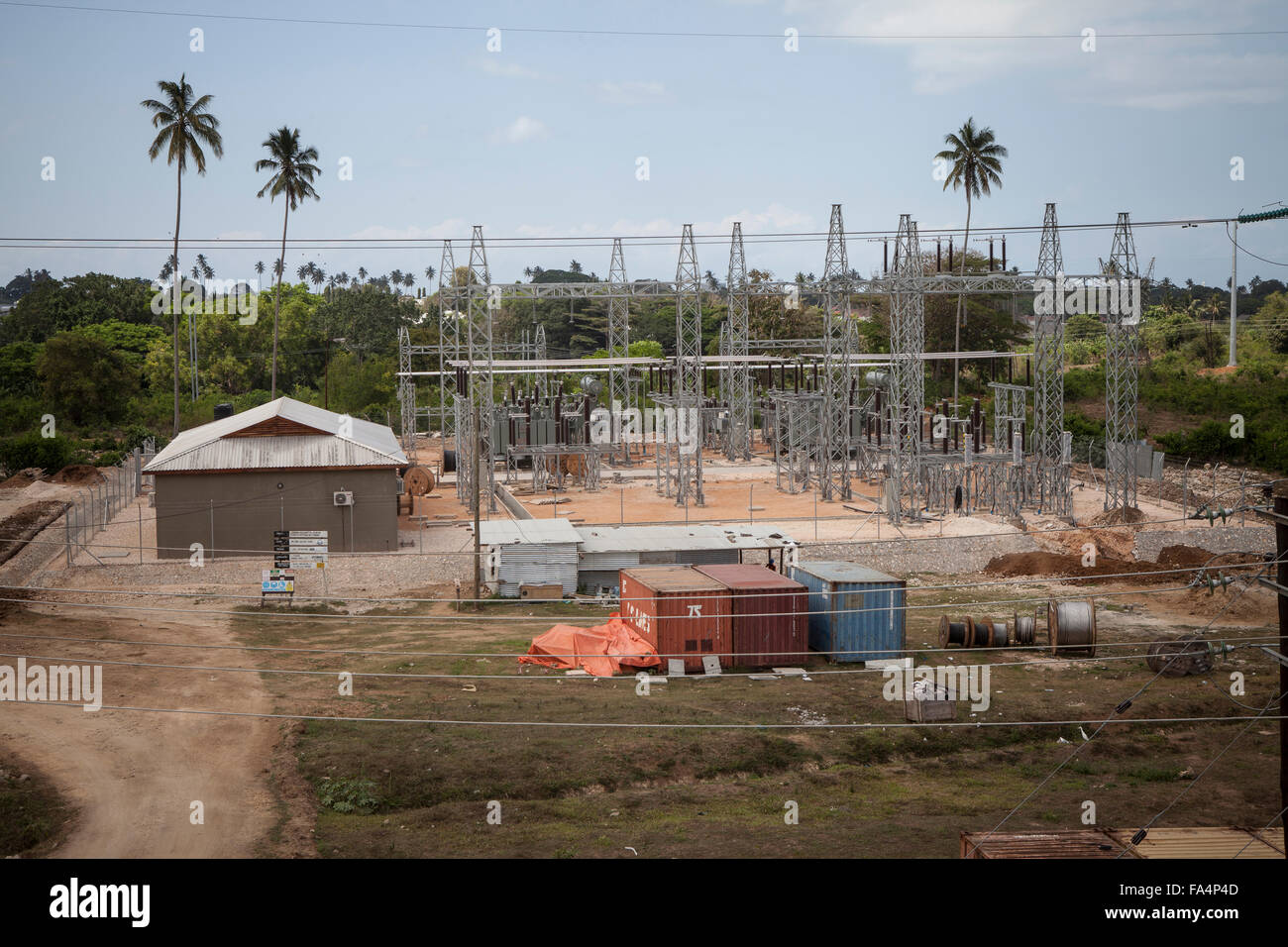 À l'infrastructure électrique dans la station service Mtoni Zanzibar, Tanzanie, Afrique de l'Est. Banque D'Images