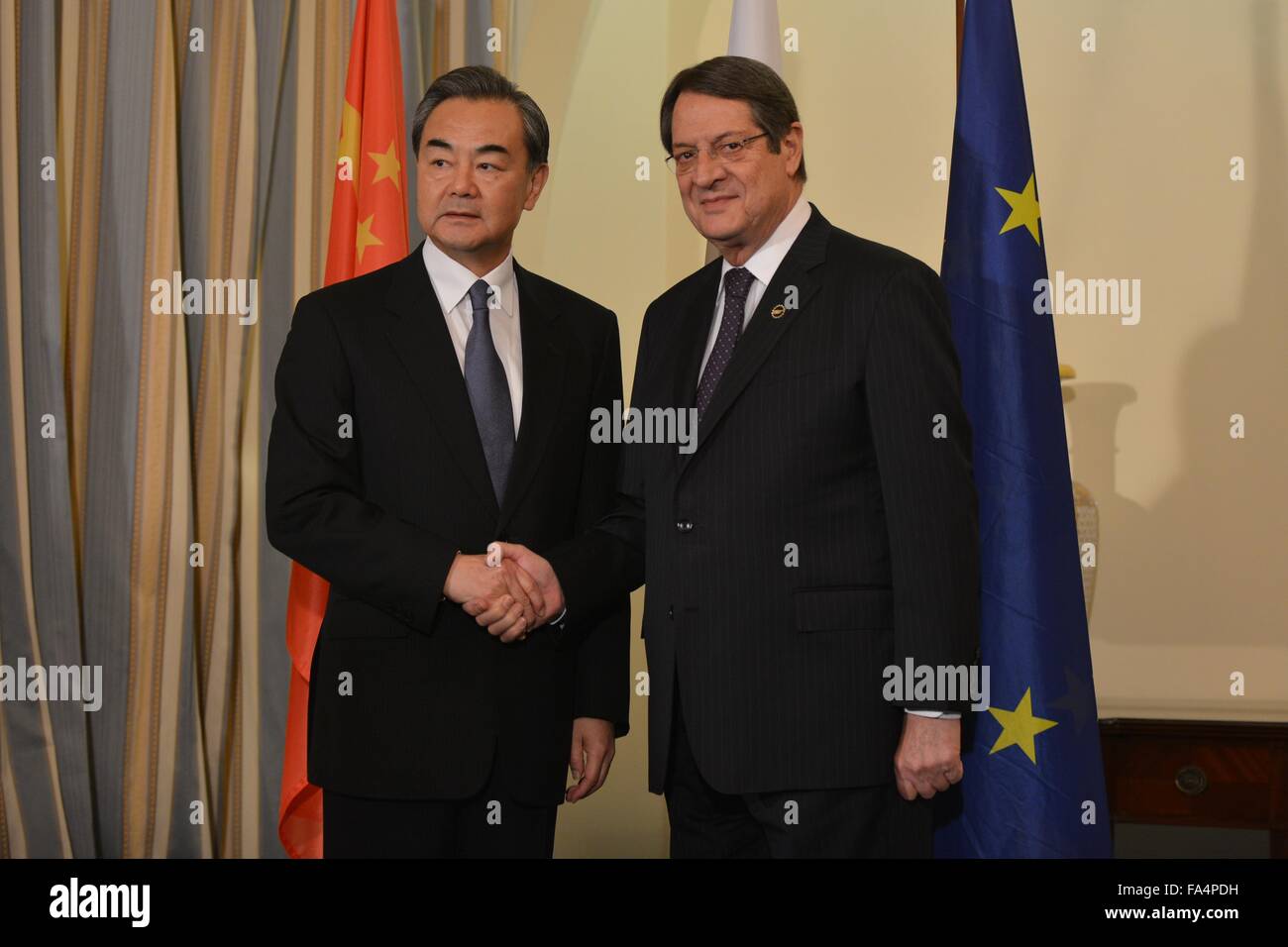 Nicosie, Chypre. Dec 21, 2015. Le Ministre chinois des affaires étrangères Wang Yi (L), serre la main avec le président chypriote Nicos Anastasiades à Nicosie, Chypre, 21 déc 2015. Credit : Stefanos Kouratzis/Xinhua/Alamy Live News Banque D'Images