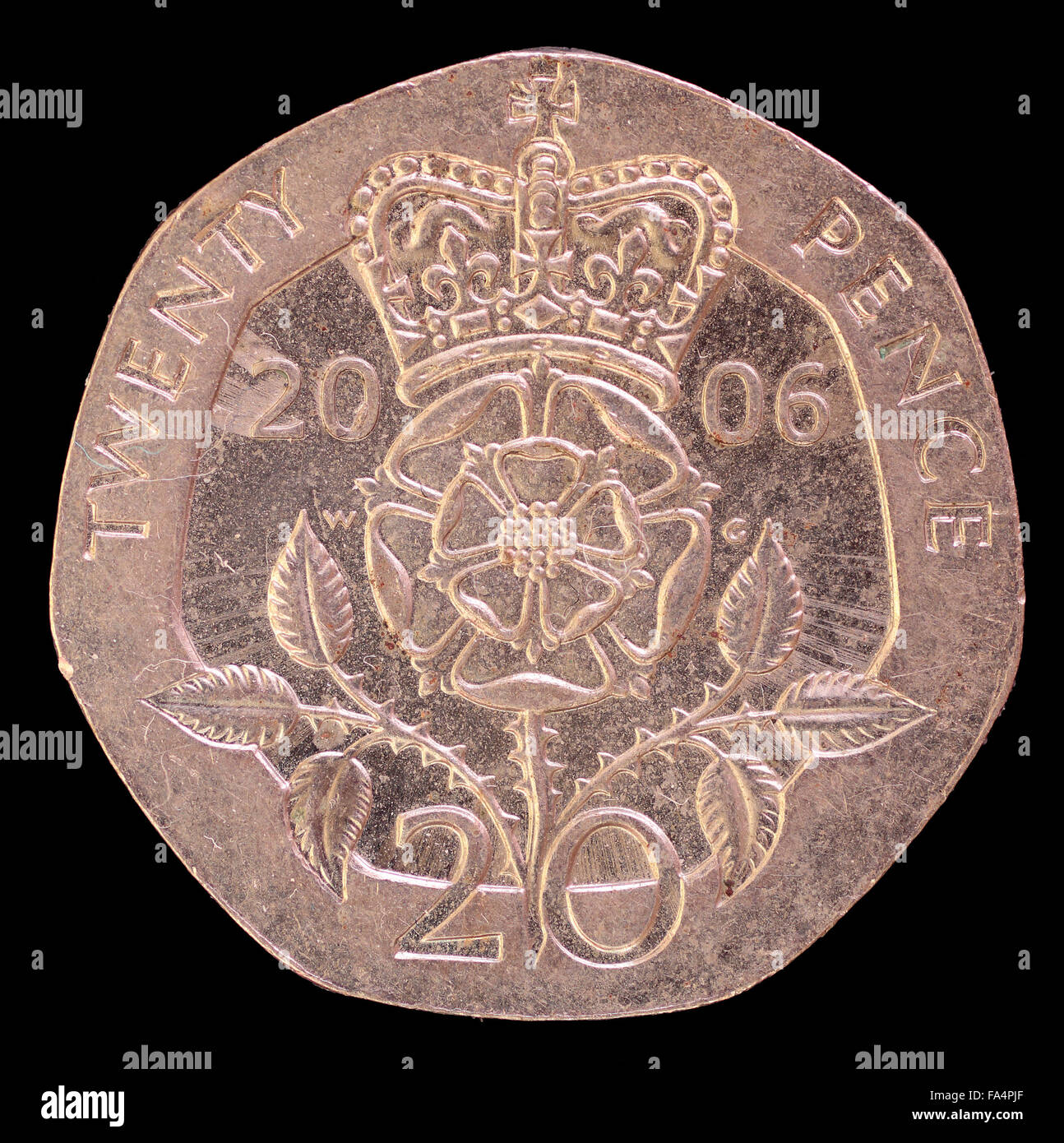 La face arrière de vingt pence coins, émis par le Royaume-Uni en 2006, illustrant l'emblème royal. Droit isolé sur zone noire Banque D'Images