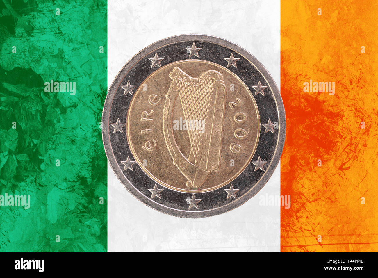 Pièce de deux euros de l'Irlande isolé sur le drapeau irlandais national comme arrière-plan Banque D'Images