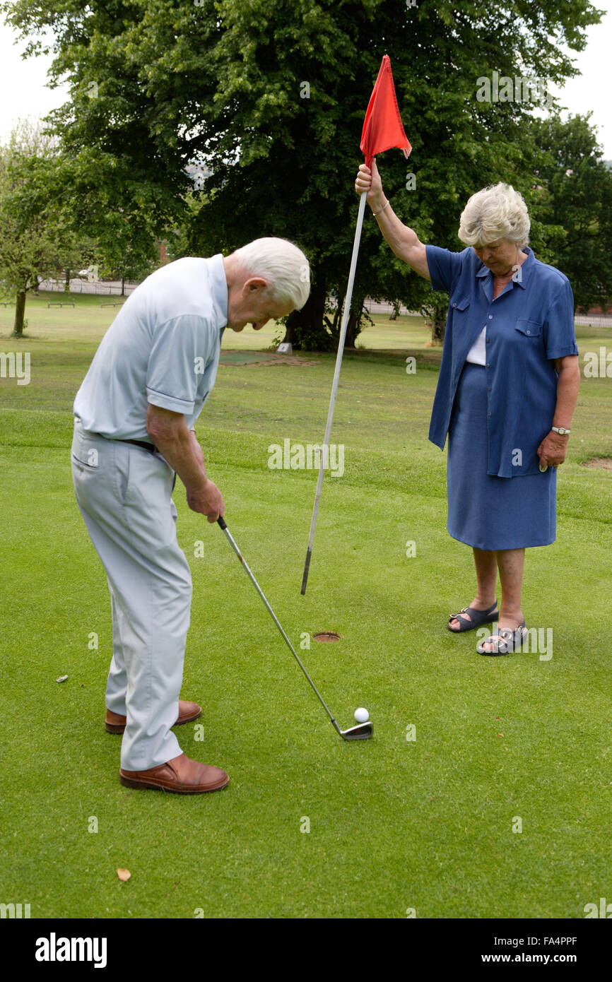 Old people playing golf Banque de photographies et d'images à haute  résolution - Alamy
