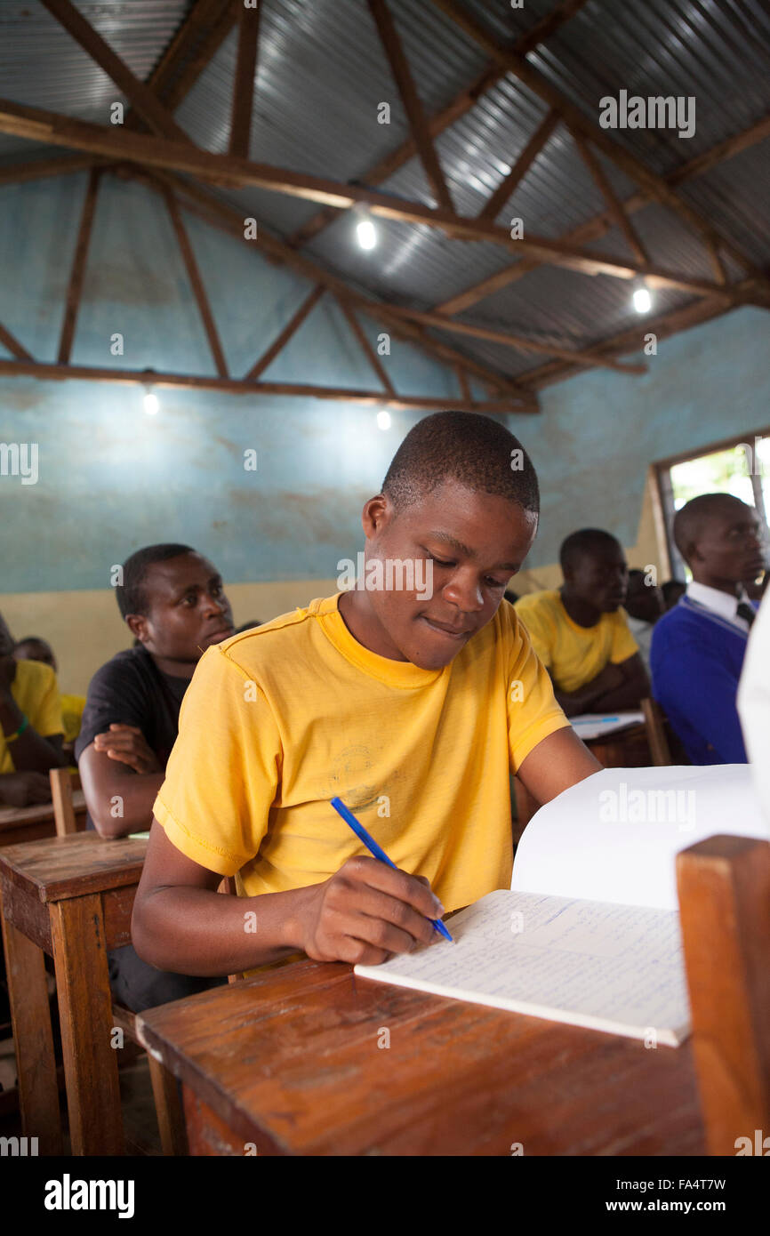 Les élèves fréquentent l'école dans une salle de classe éclairée par l'énergie solaire, en Nyarubanda village, région de Kigoma, l'ouest de la Tanzanie. Banque D'Images