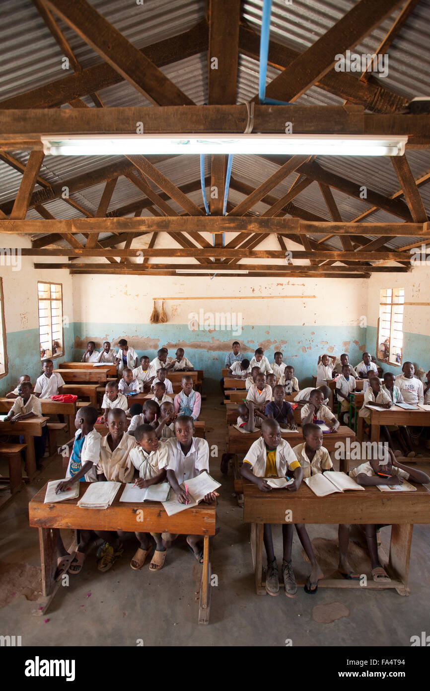 Les élèves fréquentent l'école dans une salle de classe éclairée par l'éclairage ambiant à Hogoro Hogoro l'école primaire dans la région de Dodoma, village, Tanzan Banque D'Images