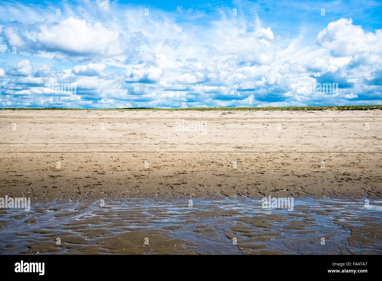Plage bleu ciel et nuages blancs Banque D'Images
