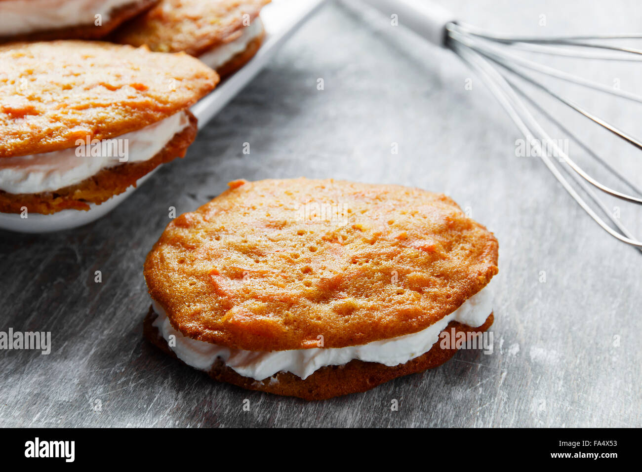 Rempli De Creme Glacee Gateau Aux Carottes Sandwich Cookies Photo Stock Alamy