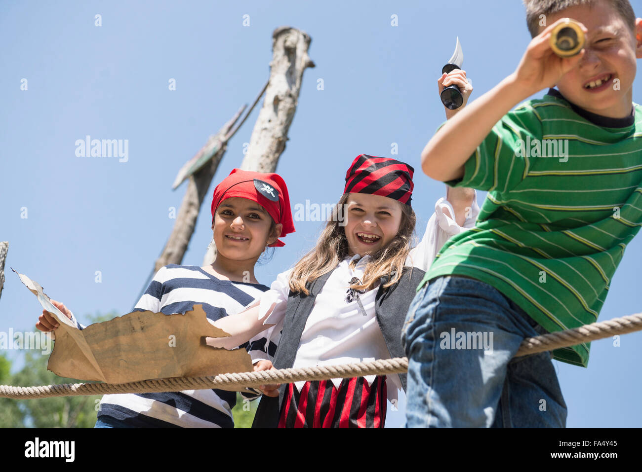 Enfants jouant dans l'aire d'aventure jeu de pirate, Bavière, Allemagne Banque D'Images