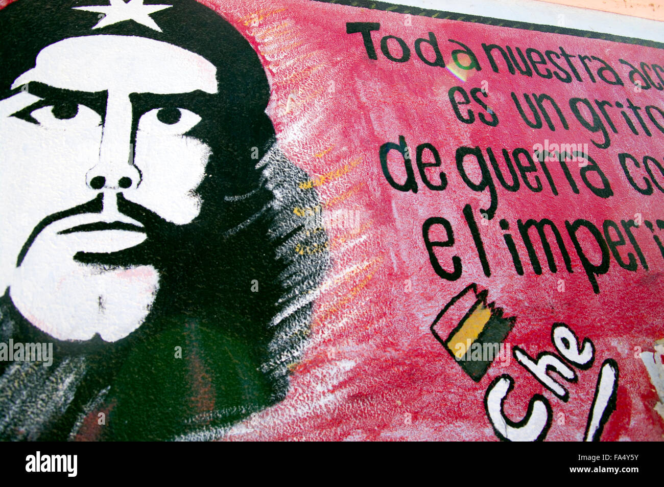 Une école à Luribay, la Bolivie, l'Amérique du Sud avec Che Guevara, peinte en noir sur un cadre rouge sur le côté de la mur blanc, Banque D'Images