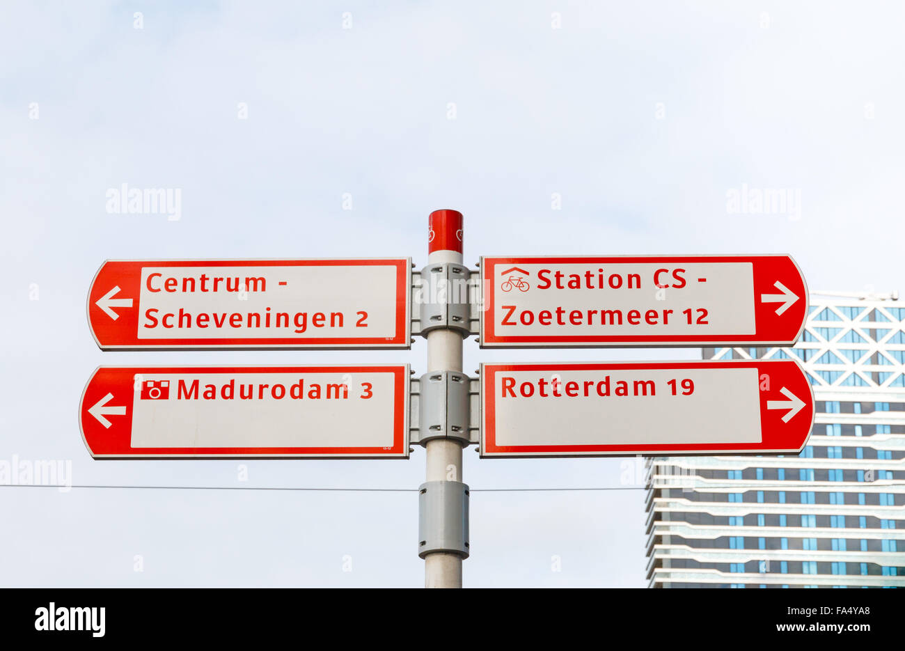 Randonnée à vélo signe avec les indications pour d'autres lieux à La Haye, Pays-Bas Banque D'Images