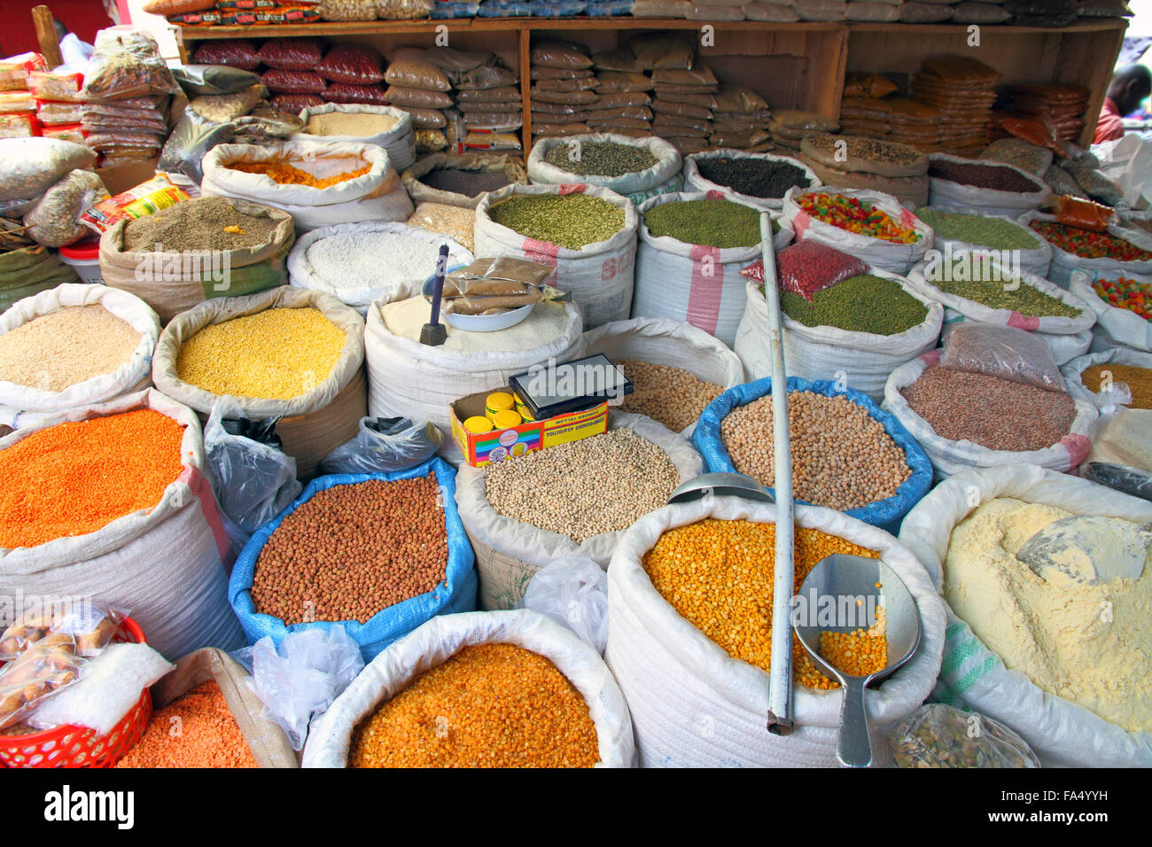 Sacs d'aliments de base dans un marché en plein air à Kampala, Ouganda. Vu sont les haricots, de mais, de grains, maïs, épices, pâtes, riz, sucre. Banque D'Images