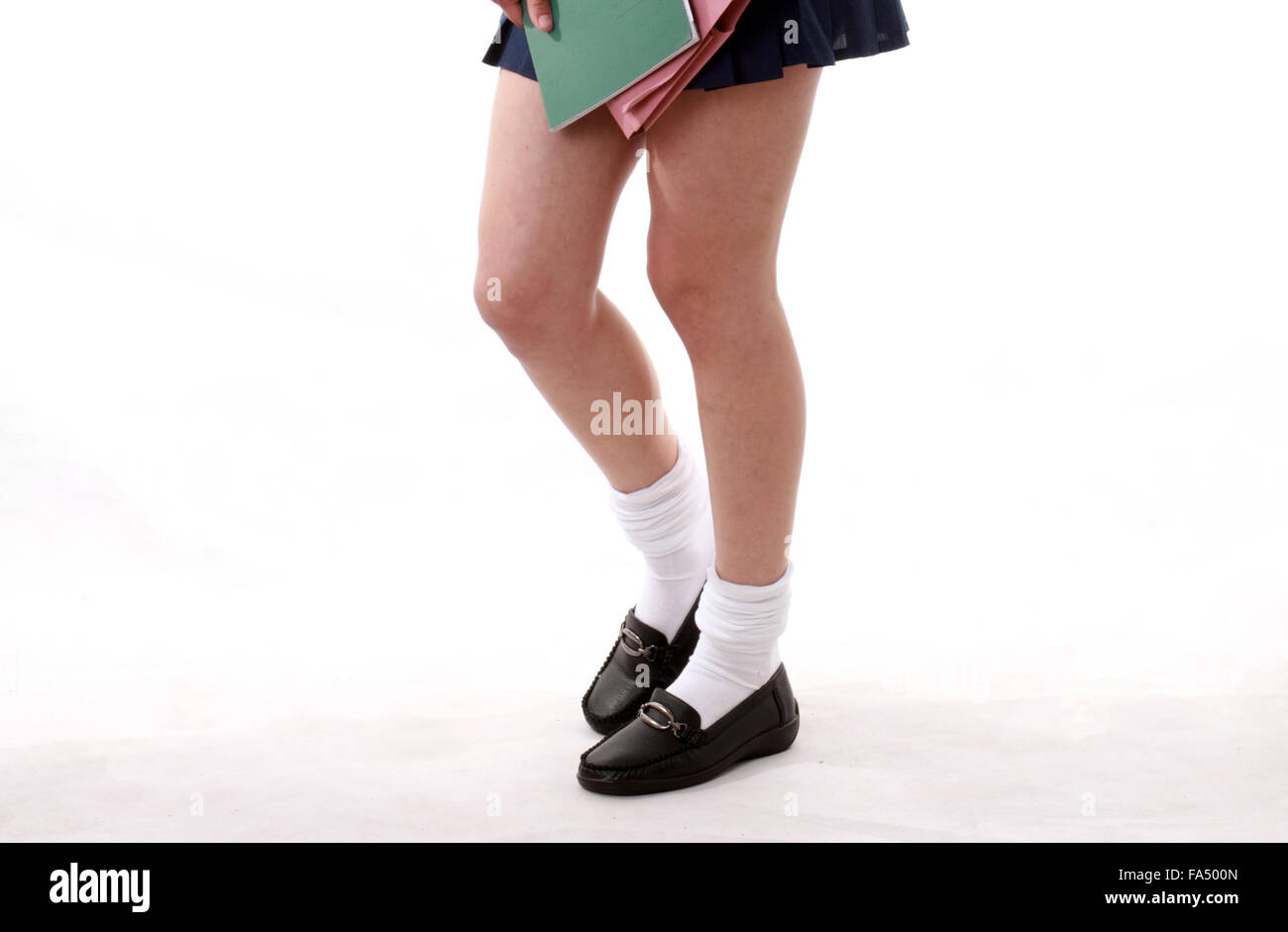 Les jambes d'une jeune fille de l'école d'adolescents dans une très courte  jupe et chaussettes blanches, ( modèle est de plus de 18 ans Photo Stock -  Alamy