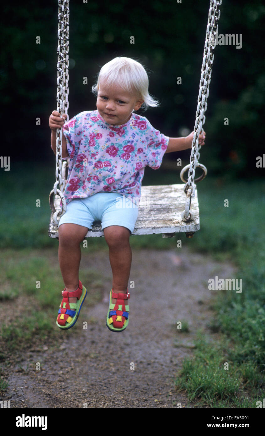 Sur les enfants âgés de 2 swing. Banque D'Images