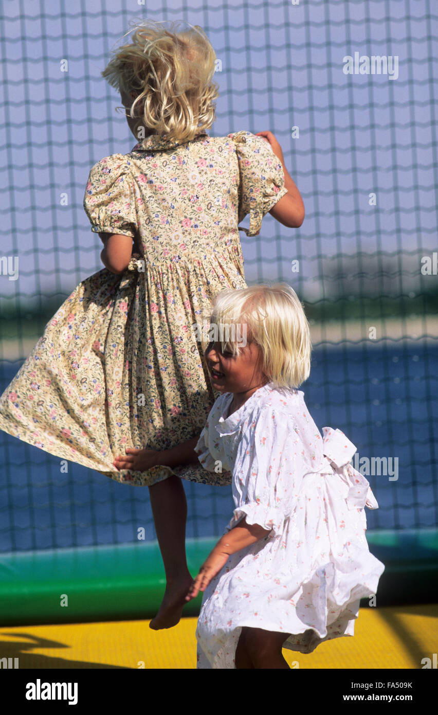 Deux sœurs de sauter sur un trampoline. Banque D'Images