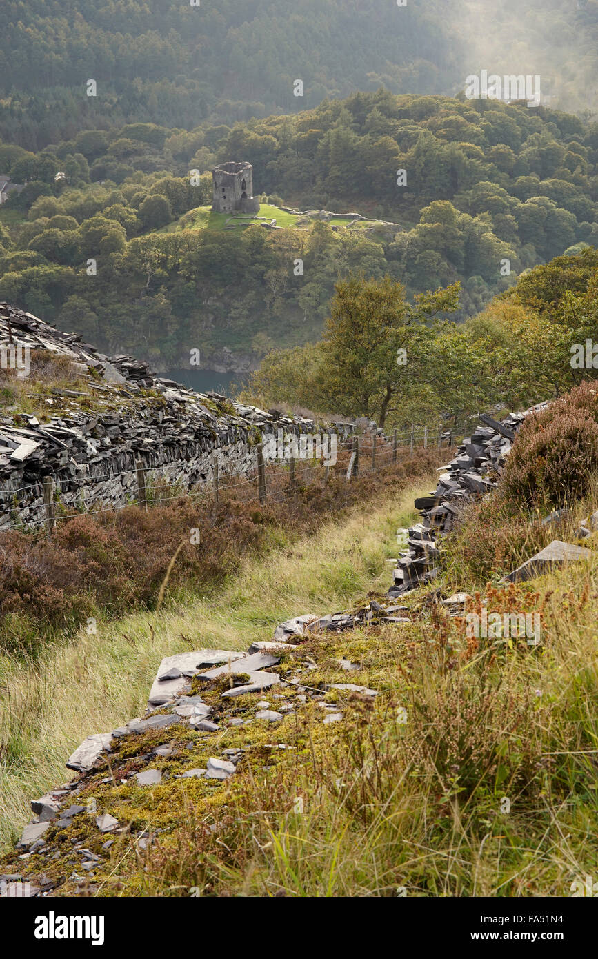 Une vue sur le château de Dolbadarn automne doux soleil rom carrière Dinorwic, Llanberis, Gwynedd, au nord du Pays de Galles, Royaume-Uni Banque D'Images
