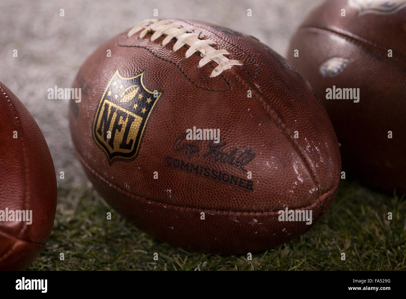 Philadelphie, Pennsylvanie, USA. 18Th Oct, 2015. Un groupe de ballons de football NFL déposer sur le terrain avant que la NFL match entre les Arizona Cardinals et les Philadelphia Eagles au Lincoln Financial Field à Philadelphie, Pennsylvanie. Les Arizona Cardinals a gagné 40-17. Les Arizona Cardinals clinch la NFC West Division. Christopher Szagola/CSM/Alamy Live News Banque D'Images