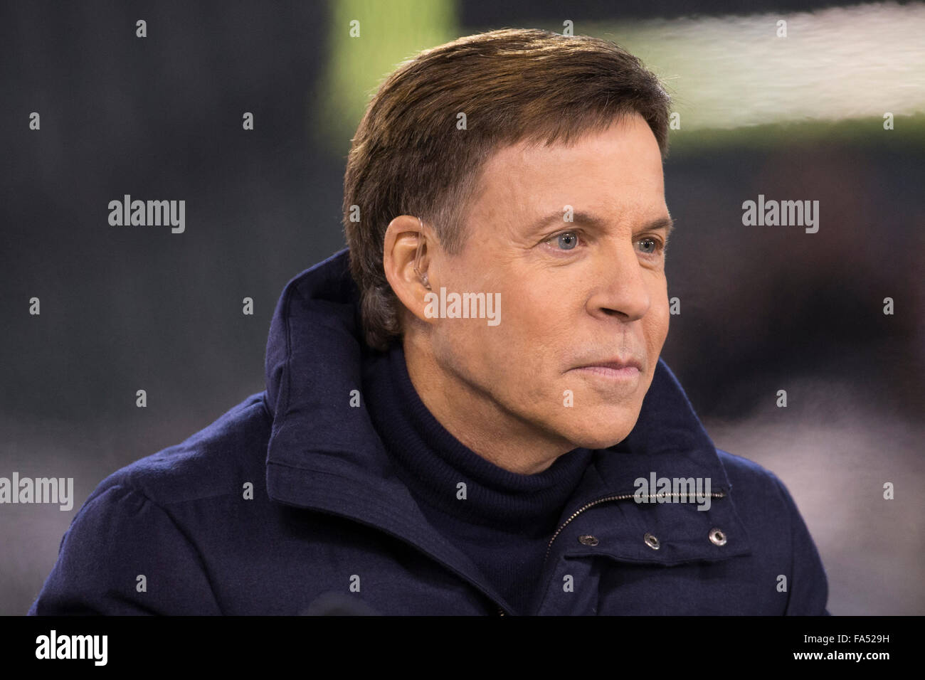 Philadelphie, Pennsylvanie, USA. 18Th Oct, 2015. NBC Sports Bob Costas regarde sur avant le match de la NFL entre les Arizona Cardinals et les Philadelphia Eagles au Lincoln Financial Field à Philadelphie, Pennsylvanie. Les Arizona Cardinals a gagné 40-17. Les Arizona Cardinals clinch la NFC West Division. Christopher Szagola/CSM/Alamy Live News Banque D'Images