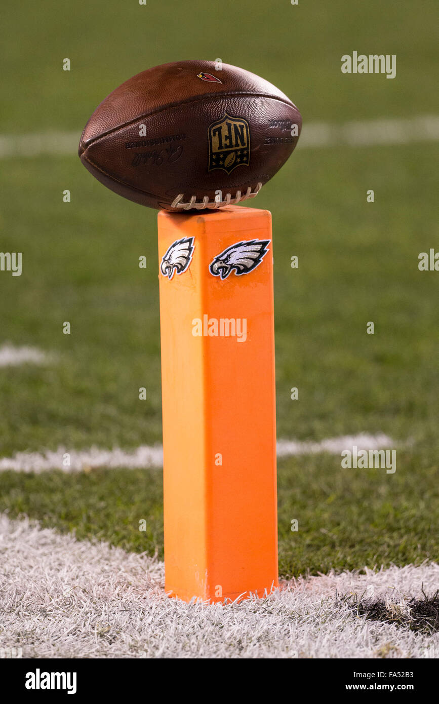 Philadelphie, Pennsylvanie, USA. 18Th Oct, 2015. Le football se trouve au sommet du pylône avant le match de la NFL entre les Arizona Cardinals et les Philadelphia Eagles au Lincoln Financial Field à Philadelphie, Pennsylvanie. Les Arizona Cardinals a gagné 40-17. Les Arizona Cardinals clinch la NFC West Division. Christopher Szagola/CSM/Alamy Live News Banque D'Images