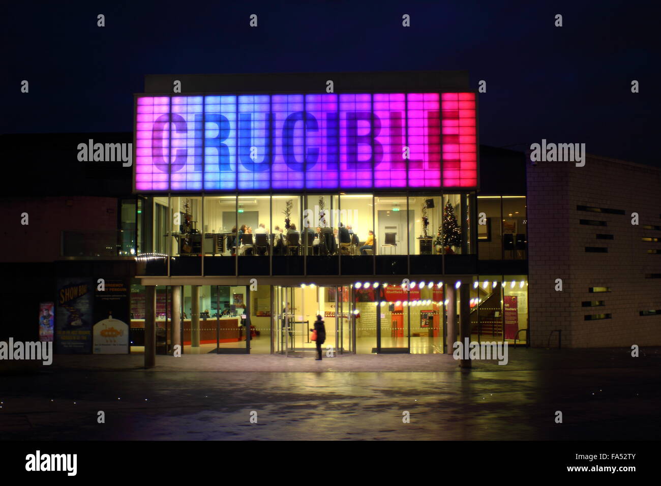 Le théâtre Crucible dans le centre-ville de Sheffield, South Yorkshire, Angleterre Royaume-uni - de nuit, l'hiver, 2015 Banque D'Images