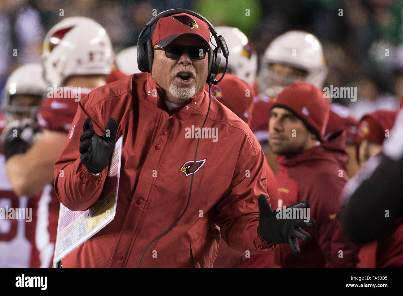 Philadelphie, Pennsylvanie, USA. 18Th Oct, 2015. Arizona Cardinals entraîneur en chef Bruce Ariens réagit au cours de la NFL match entre les Arizona Cardinals et les Philadelphia Eagles au Lincoln Financial Field à Philadelphie, Pennsylvanie. Les Arizona Cardinals a gagné 40-17. Les Arizona Cardinals clinch la NFC West Division. Christopher Szagola/CSM/Alamy Live News Banque D'Images