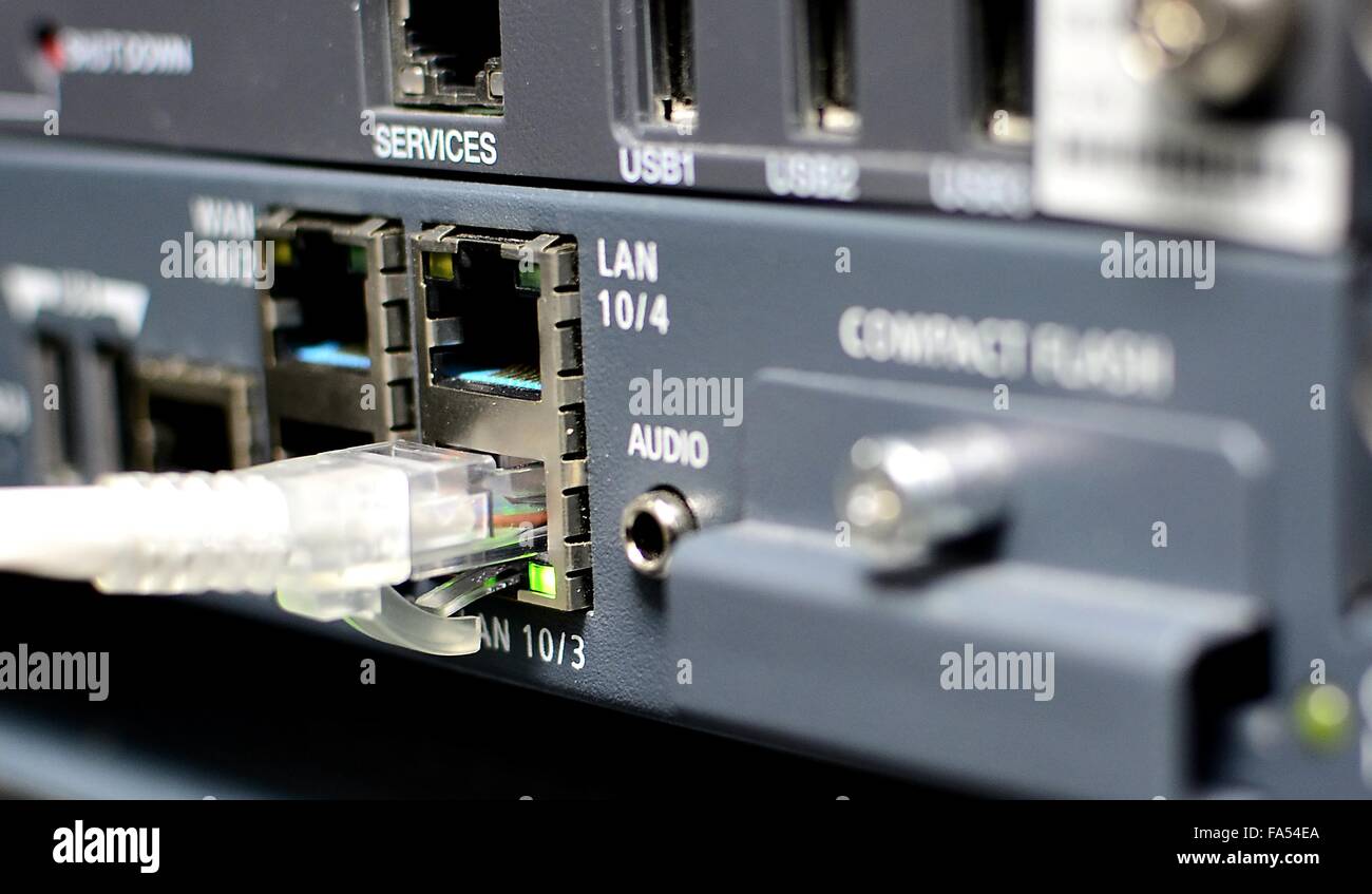 Câble de raccordement réseau blanc sur le port RJ45 Ethernet dans le serveur.  Voyant vert s'allume Photo Stock - Alamy