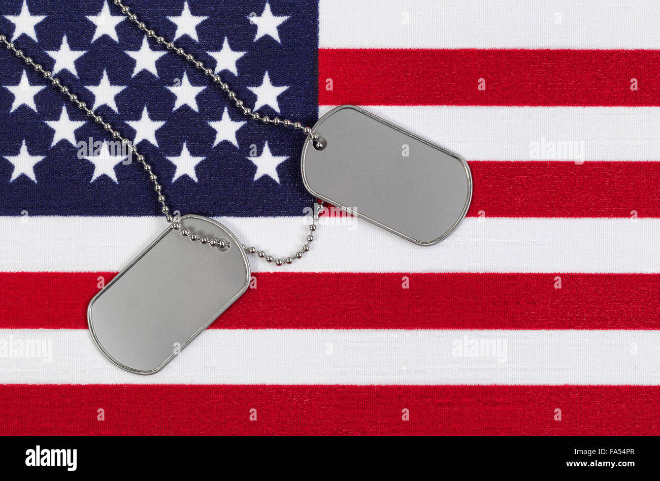 Drapeau des États-Unis d'Amérique avec des étiquettes d'identification militaire et la chaîne de cou. Banque D'Images