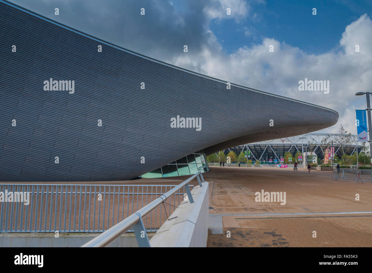 Vue matinale du London Aquatics Centre par Zaha Hadid, Queen Elizabeth Olympic Park, Stratford, East London, Angleterre : Phillip Roberts Banque D'Images