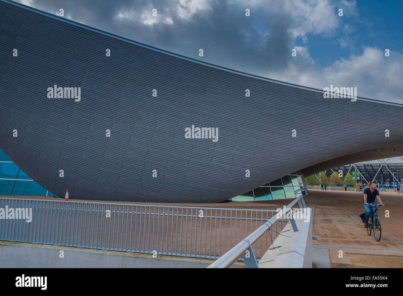 Vue matinale du London Aquatics Centre par Zaha Hadid, Queen Elizabeth Olympic Park, Stratford, East London, Angleterre : Phillip Roberts Banque D'Images