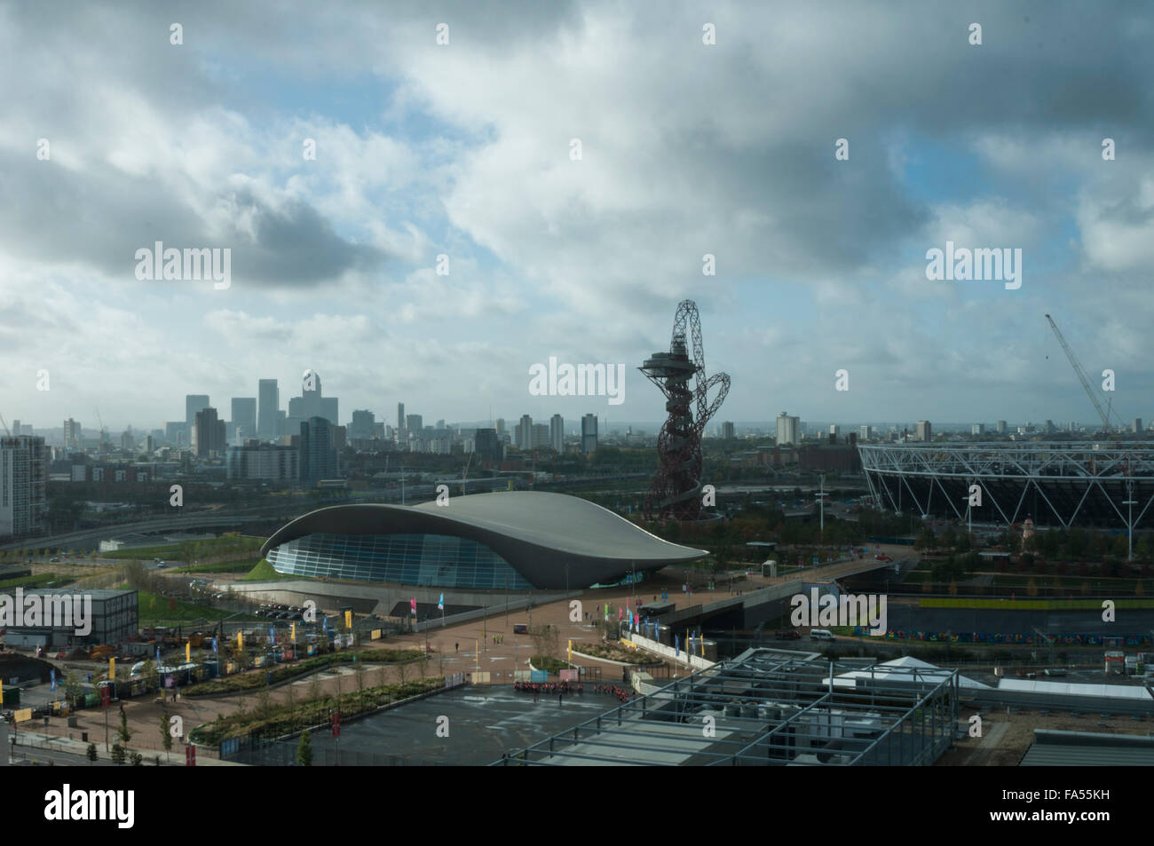 Vue matinale du London Aquatics Centre par Zaha Hadid, Queen Elizabeth Olympic Park, Stratford, East London, Angleterre : Phillip Roberts Banque D'Images