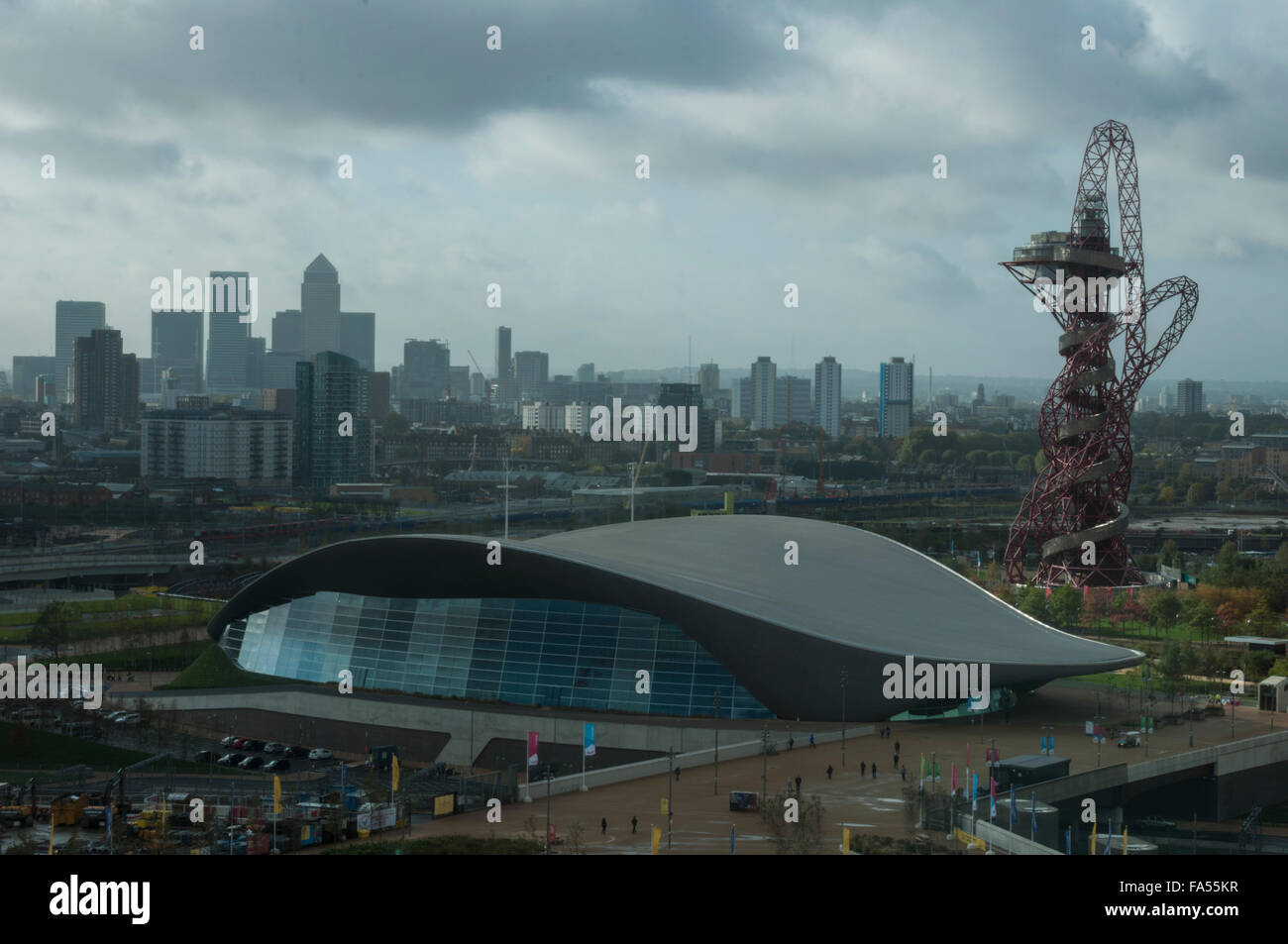 Vue matinale du London Aquatics Centre par Zaha Hadid, Queen Elizabeth Olympic Park, Stratford, East London, Angleterre : Phillip Roberts Banque D'Images