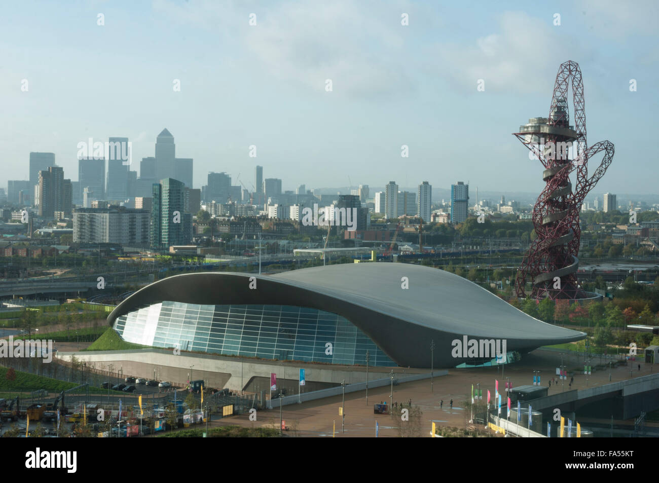 Vue matinale du London Aquatics Centre par Zaha Hadid, Queen Elizabeth Olympic Park, Stratford, East London, Angleterre : Phillip Roberts Banque D'Images