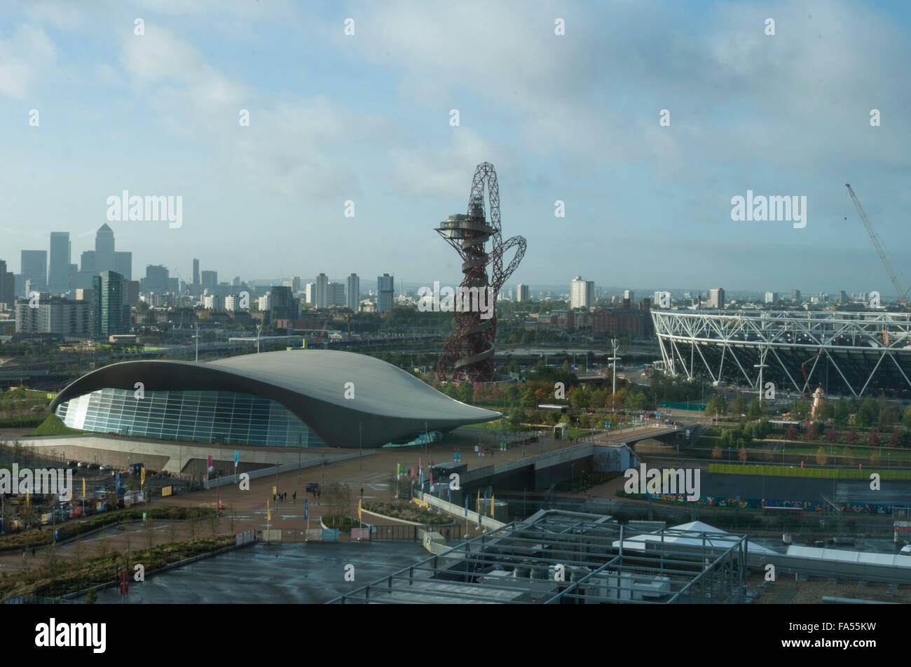 Vue matinale du London Aquatics Centre par Zaha Hadid, Queen Elizabeth Olympic Park, Stratford, East London, Angleterre : Phillip Roberts Banque D'Images