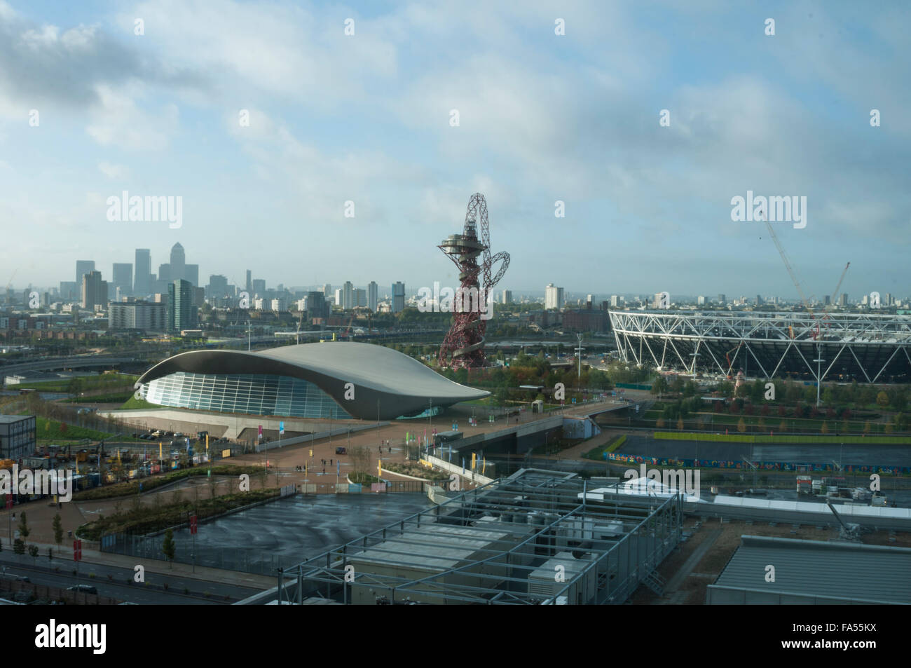 Vue matinale du London Aquatics Centre par Zaha Hadid, Queen Elizabeth Olympic Park, Stratford, East London, Angleterre : Phillip Roberts Banque D'Images