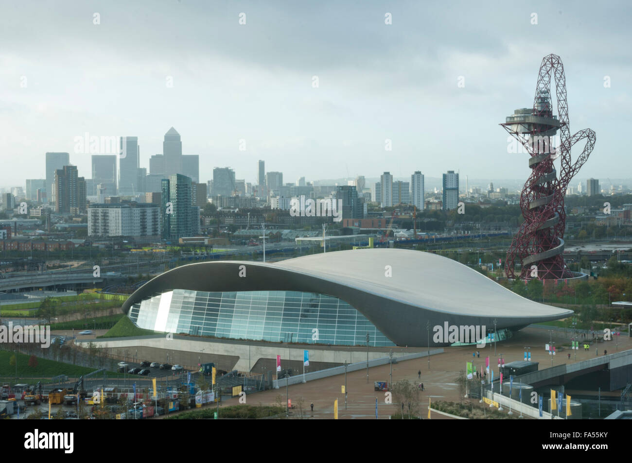 Vue matinale du London Aquatics Centre par Zaha Hadid, Queen Elizabeth Olympic Park, Stratford, East London, Angleterre : Phillip Roberts Banque D'Images