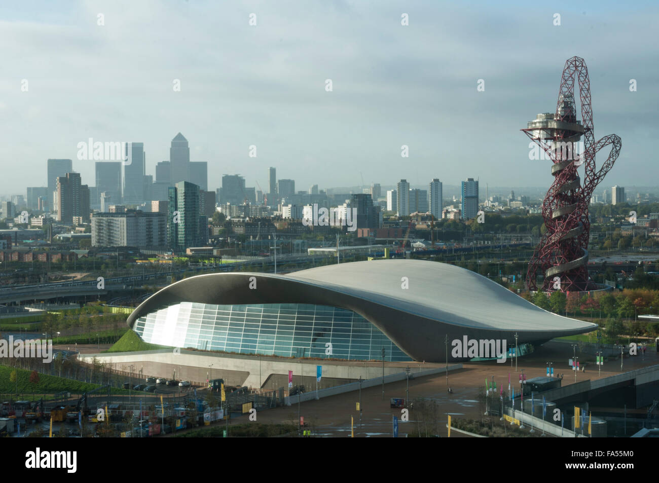 Vue matinale du London Aquatics Centre par Zaha Hadid, Queen Elizabeth Olympic Park, Stratford, East London, Angleterre : Phillip Roberts Banque D'Images