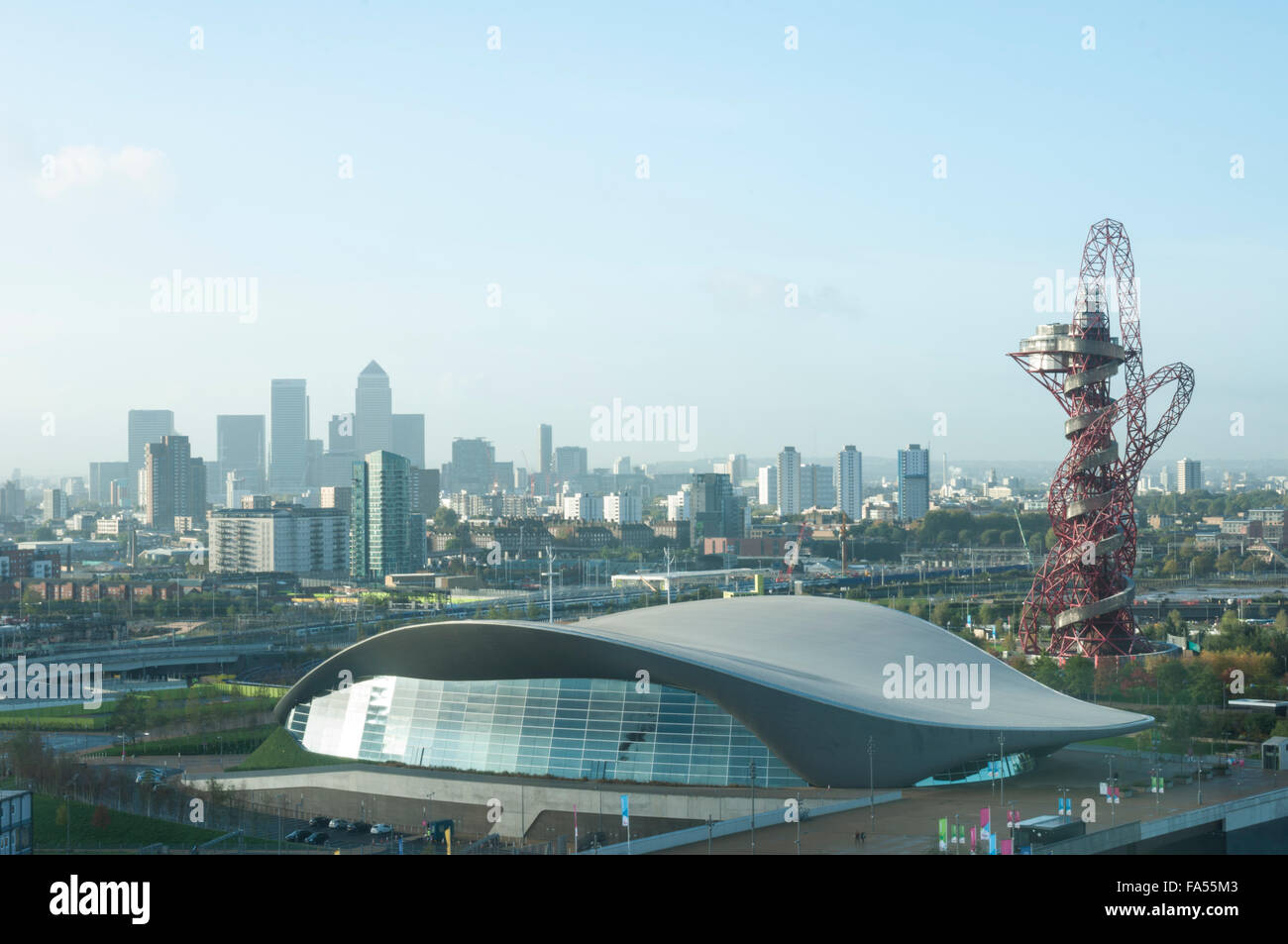 Vue matinale du London Aquatics Centre par Zaha Hadid, Queen Elizabeth Olympic Park, Stratford, East London, Angleterre : Phillip Roberts Banque D'Images