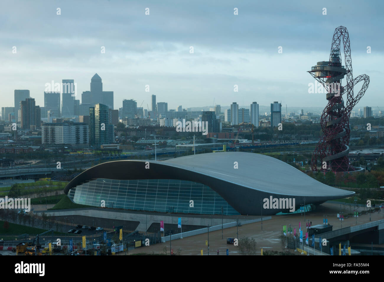 Vue matinale du London Aquatics Centre par Zaha Hadid, Queen Elizabeth Olympic Park, Stratford, East London, Angleterre : Phillip Roberts Banque D'Images