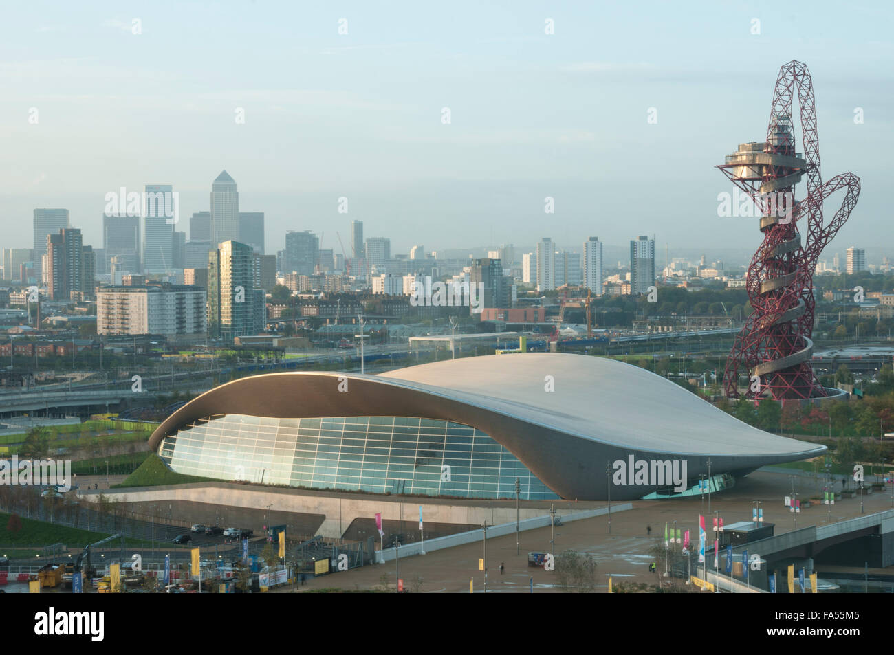 Vue matinale du London Aquatics Centre par Zaha Hadid, Queen Elizabeth Olympic Park, Stratford, East London, Angleterre : Phillip Roberts Banque D'Images
