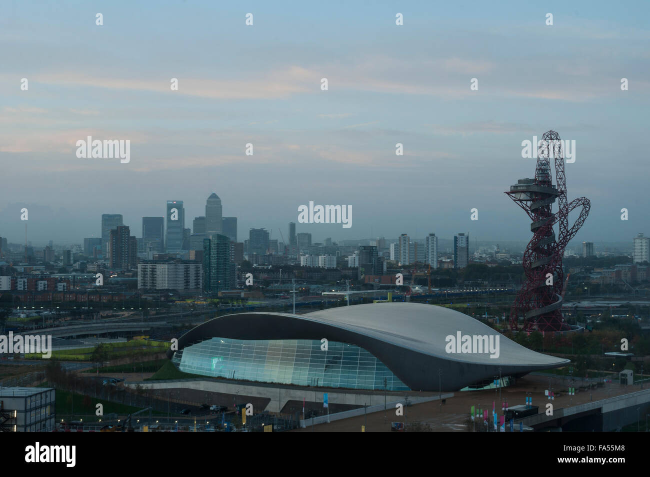 Vue matinale du London Aquatics Centre par Zaha Hadid, Queen Elizabeth Olympic Park, Stratford, East London, Angleterre : Phillip Roberts Banque D'Images
