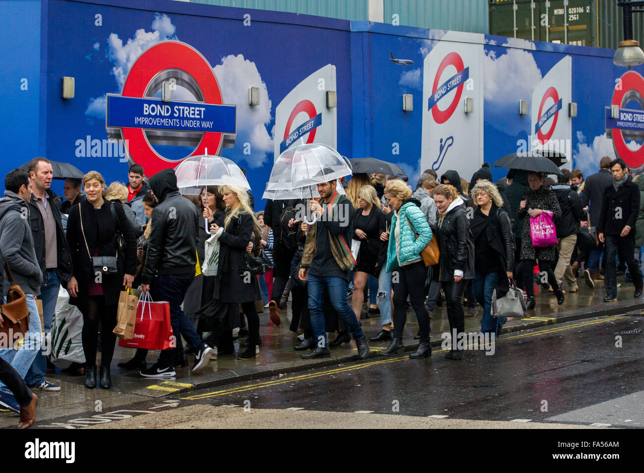 Londres, Royaume-Uni. 21 Décembre, 2015. Des milliers d'acheteurs de Noël brave la pluie et lutte avec des parasols sur Oxford Street de Londres. Credit : Pete Maclaine/Alamy Live News Banque D'Images